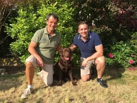 Stadtrat Andreas Zein und Vizebürgermeister Dietmar Ruf freuen sich über die erfolgreiche Umsetzung der neuen Hundezone in Seyring